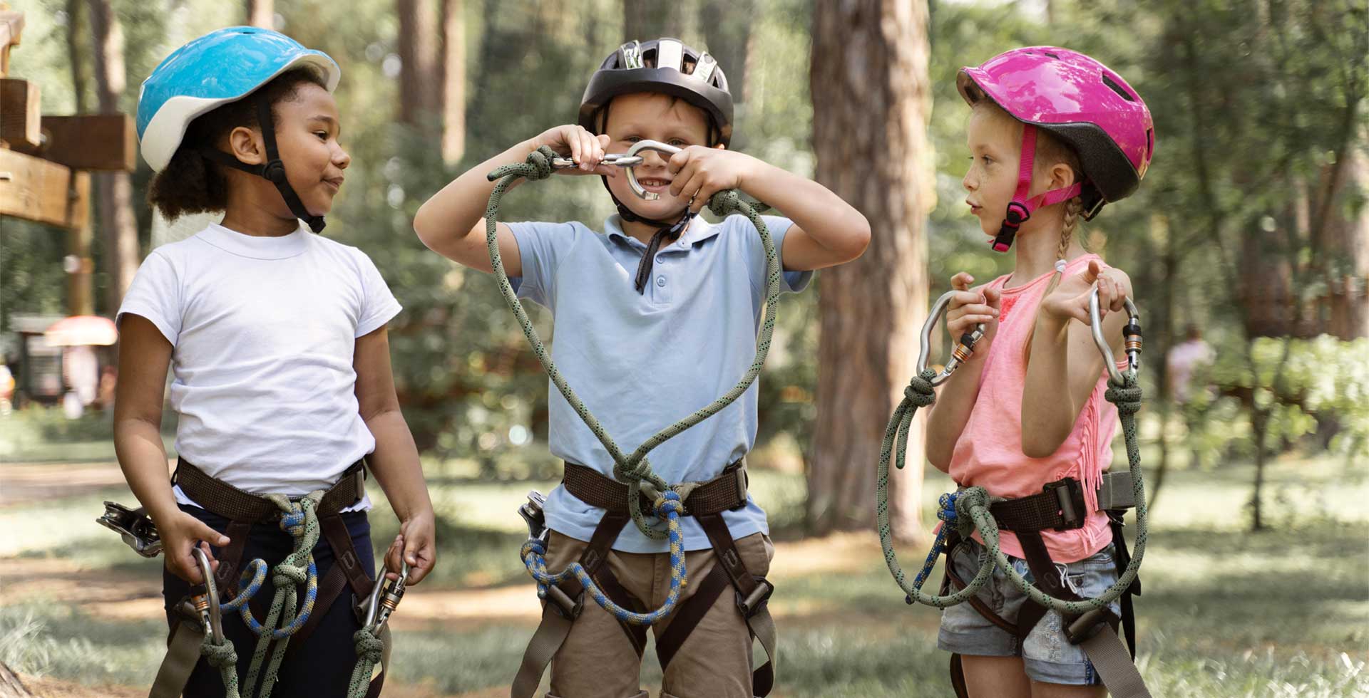 Enfants en tenues pour faire de l'accrobranche