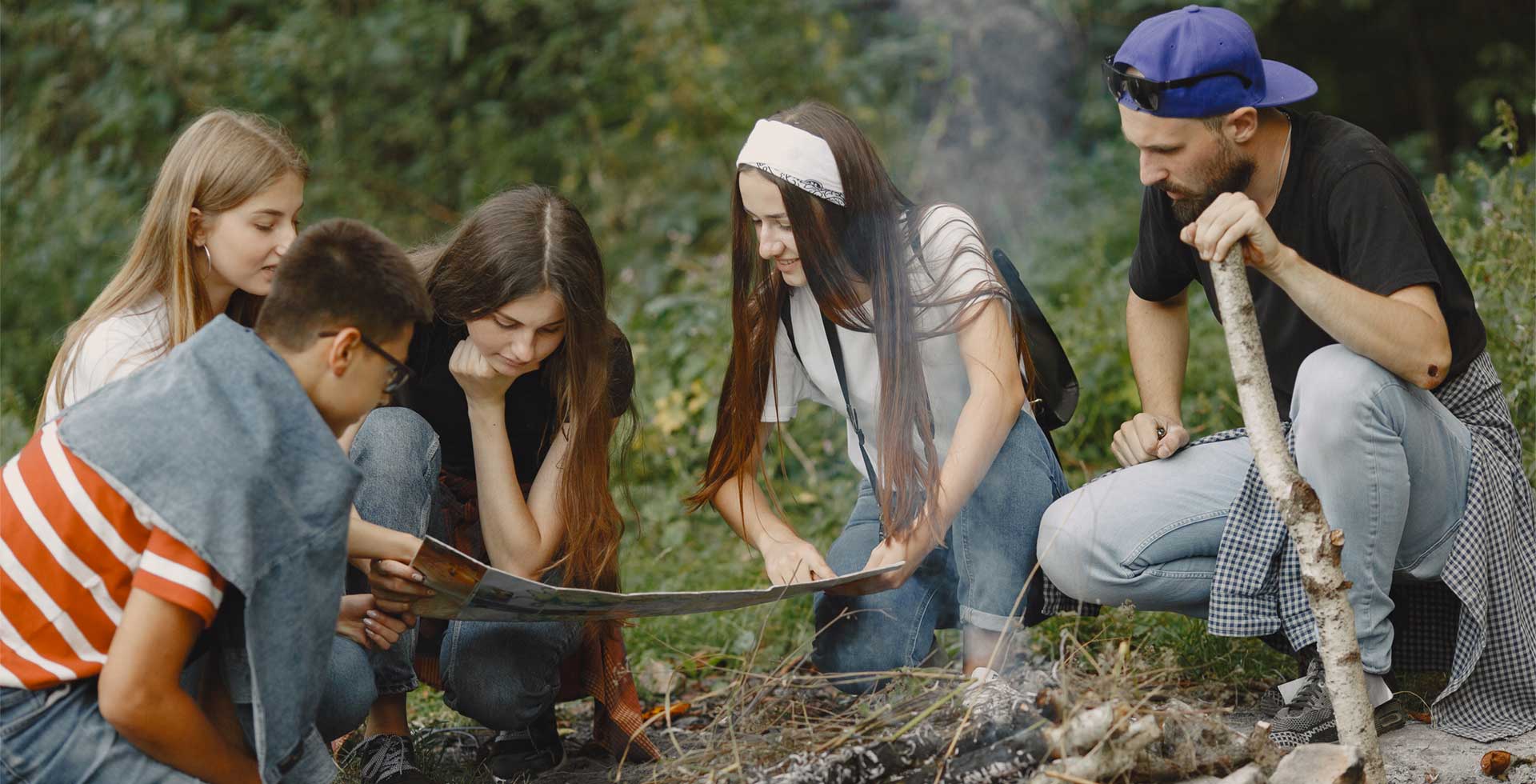 Jeune gens autour d'un feu de camp