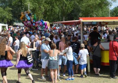 Manifestation associative avec une foule denant un stand de nourriture