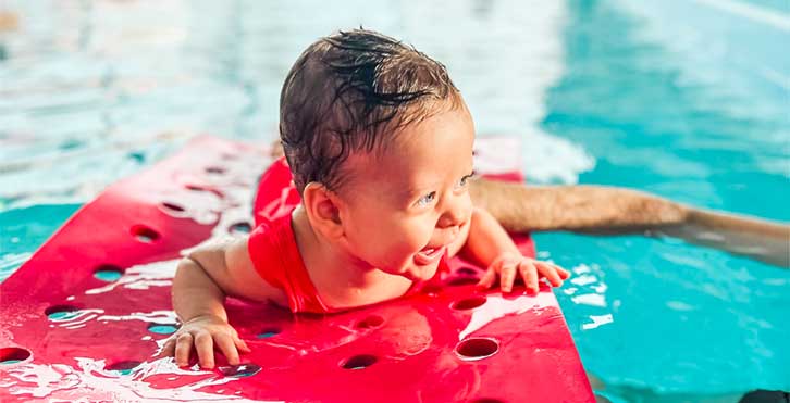 Bébé qui nage lors d'une activité bébés nageurs