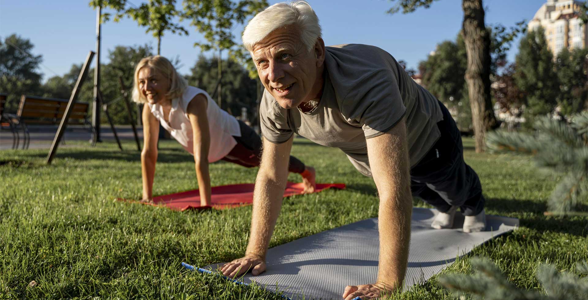 Couple de seniors souriant et faisant du sport à l'extérieur