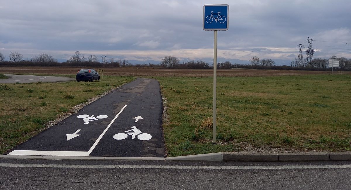 début de piste cyclable avec marquage a sol et panneau de signalisation