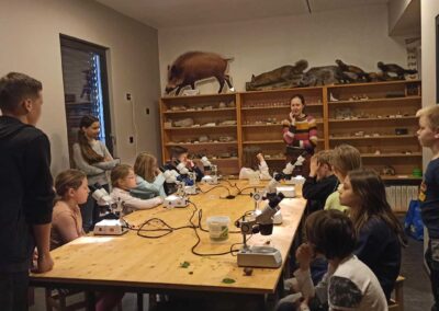 Groupe d'enfants qui observe au télescope