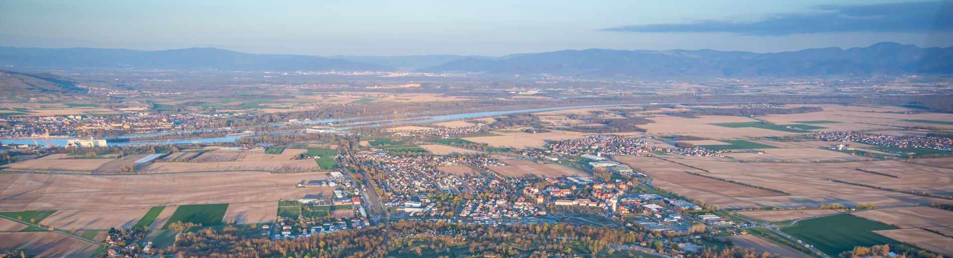 Photo aérienne des communes de la CCARB au premier plan. Au second plan les communes allemandes séparées de la France par le Rhin.