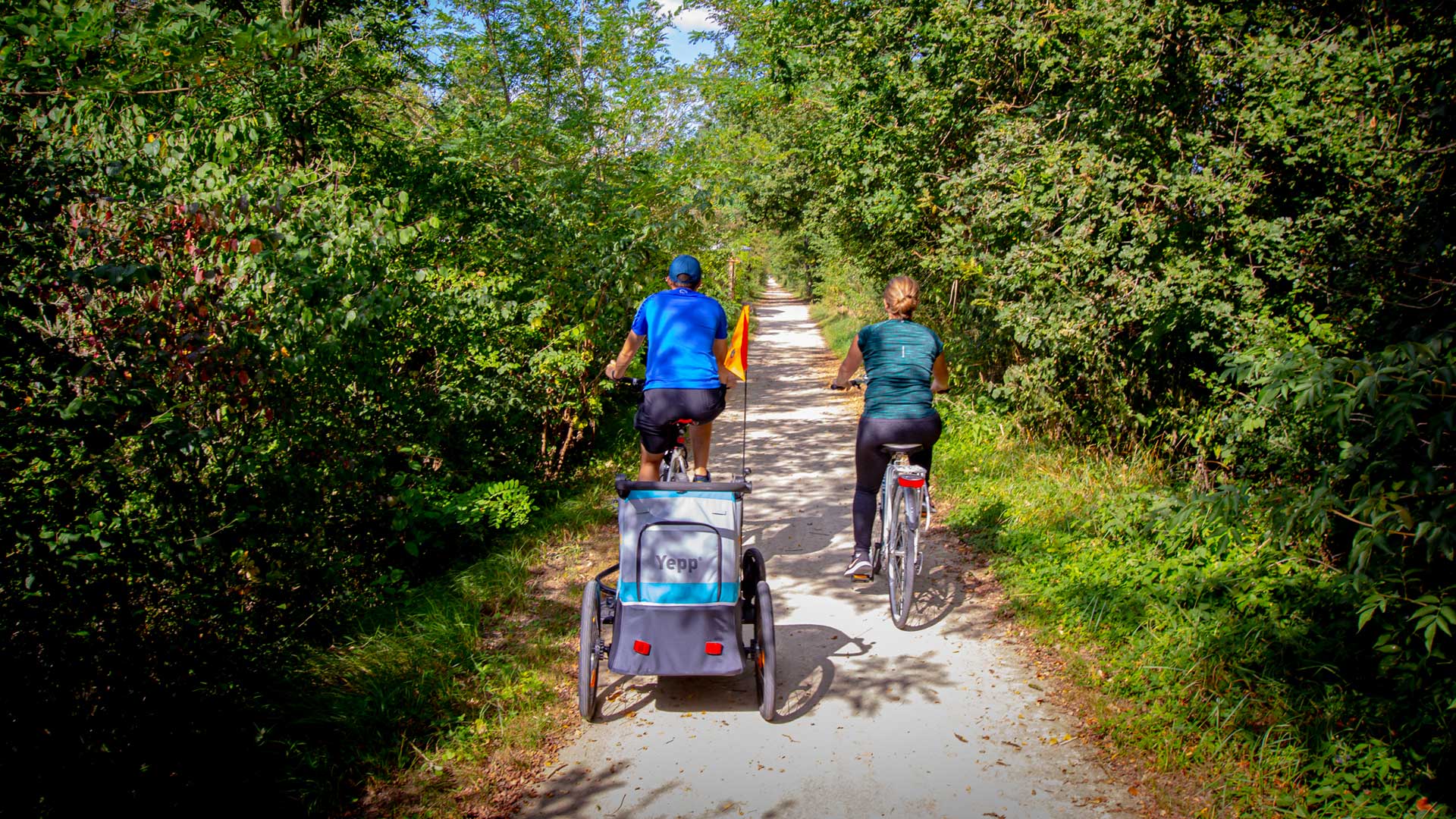 Couple vu de dos entrain de faire une balade à vélo