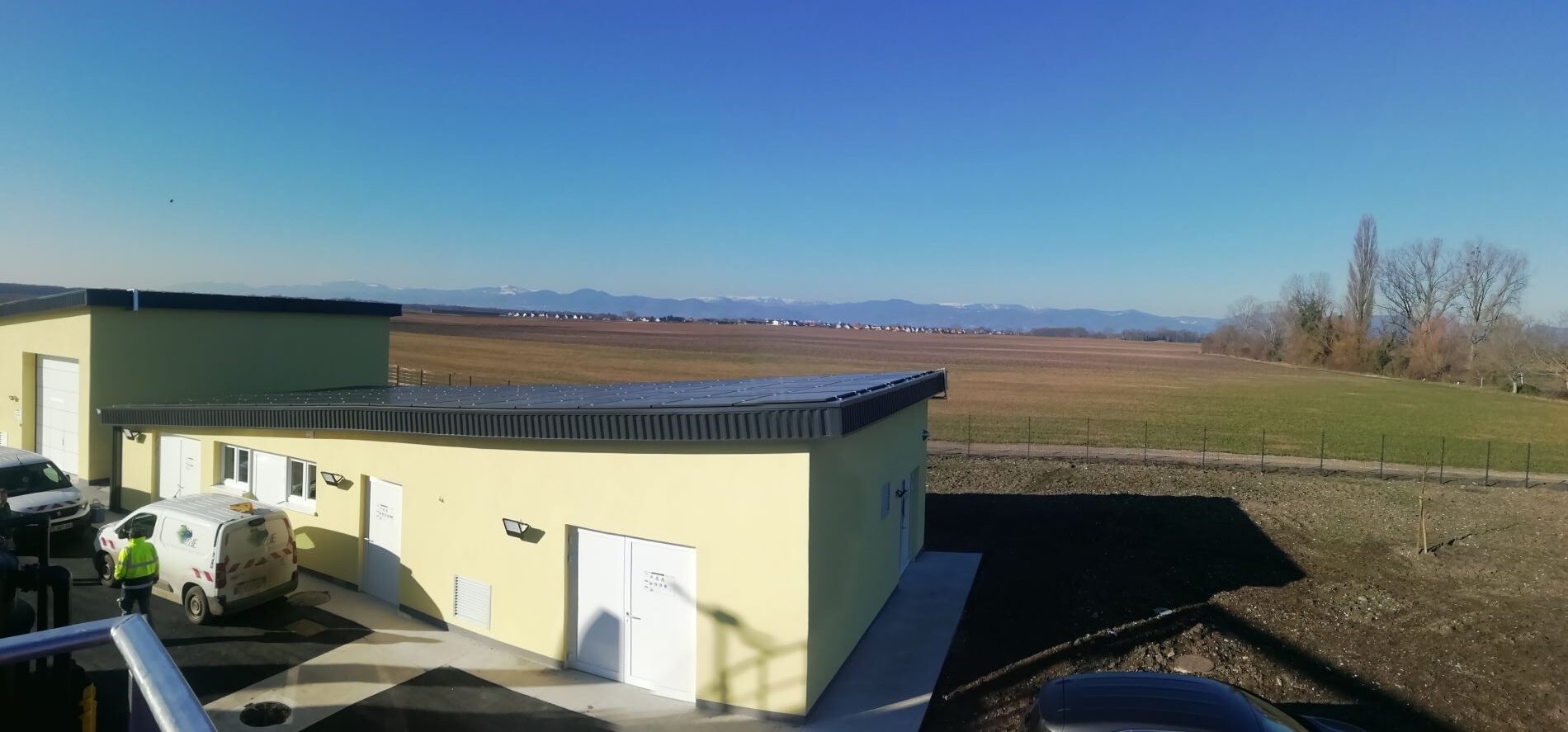 panneaux solaires sur bâtiments de la station d'épuration 