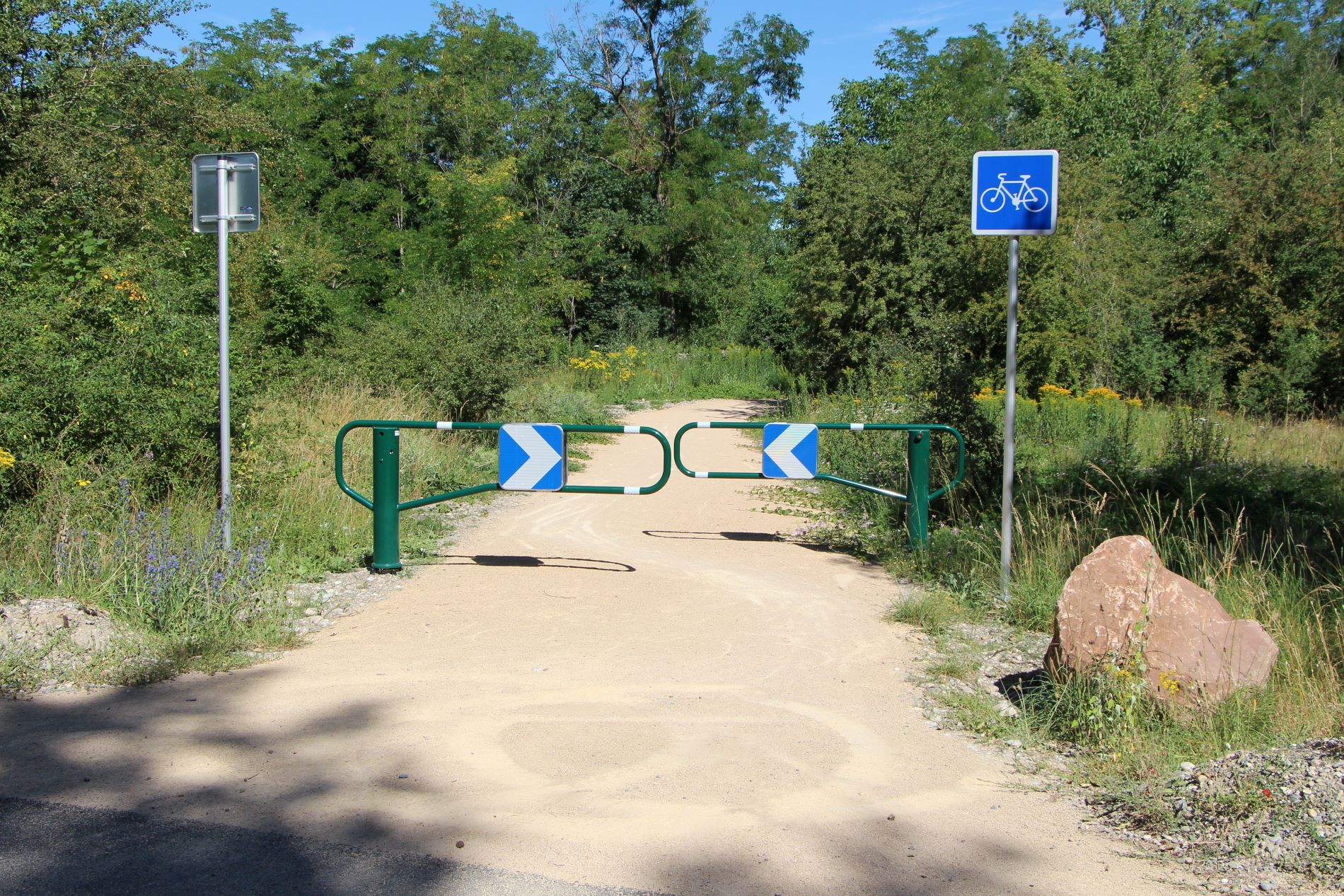 Entrée de piste cyclable avec panneaux d'indication comme site propre