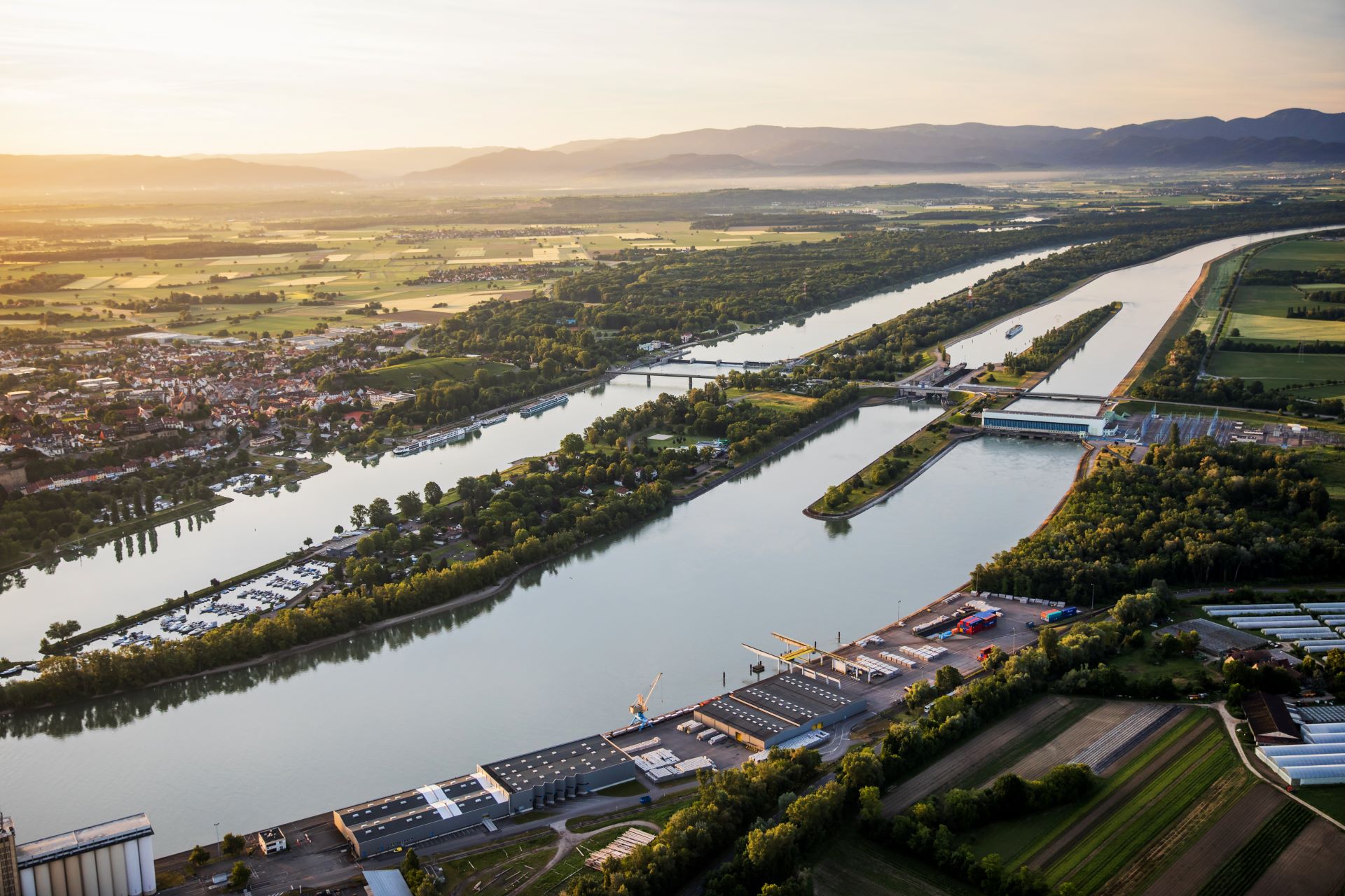 Photo aérienne du Port du Rhin, avec soleil couchant.