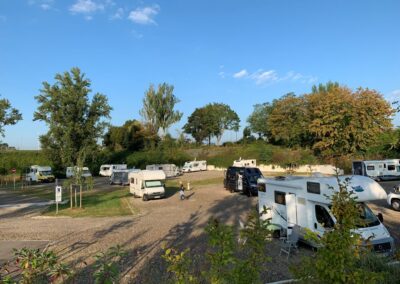 Aire de camping car avec des véhicules