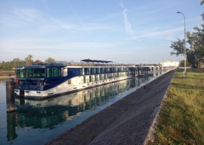 navire de croisière prêt à s'amarrer