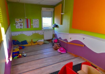 Salle intérieure colorée pour activités des jeunes enfants