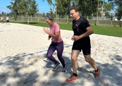 un homme et une femme qui font une course à pied