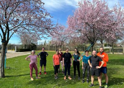 Equipe en tenue de sport sur un terrain arboré par beau temps