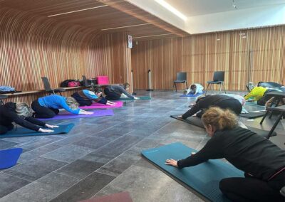 Femmes faisant du sport en salle sur tapis au sol