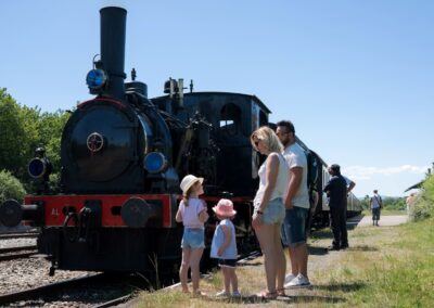 Chemin de fer touristique avec famille devant avant de monter dans le train.