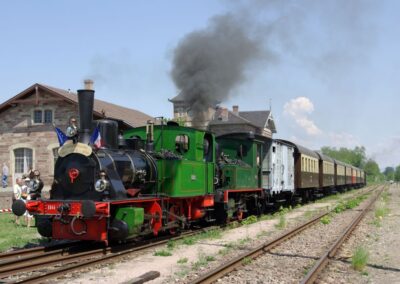 Locomotive du chemin de fer touristique prête à partir en dégageant fumée