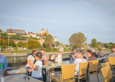 croisière sur le Rhin avec gens sur la terrasse du Bateau