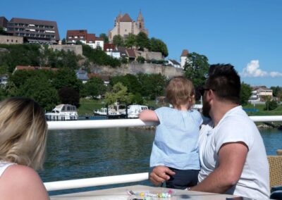 famille sur la terrasse du bateau de croisière navigant sur le Rhin