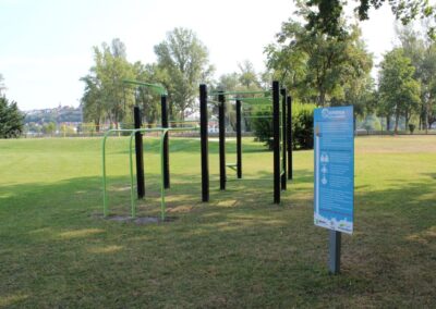 Piscine Sirenia aire de jeux sur espace en herbe