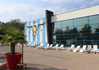 Piscine Sirenia vue extérieure transat en nombre