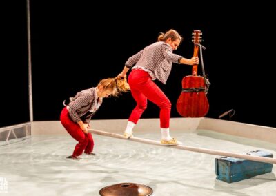 Troupe d'artiste qui s'exprime en interieur à l'Art Rhena