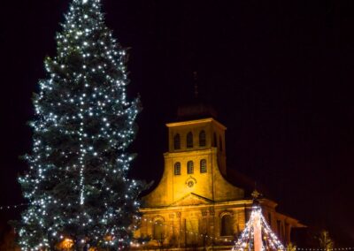 Neuf Brisach de nuit sapin de Noël décoré, place de l'Eglise avec fontaine illuminée