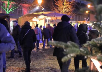 Marché de Noel exposants et nombreux chalands en soirée