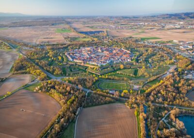 Neuf Brisach vue du Ciel avec les équipements installés en dehors des fortifications comme le stade