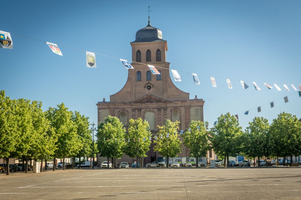 Place d'arme donnant sur l'entrée église