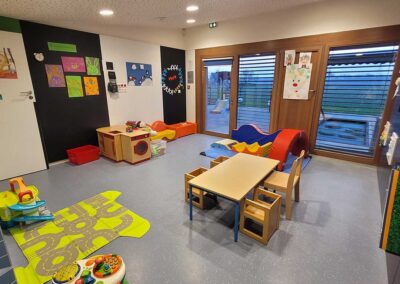 Salle Océan avec jeux d'eau intérieurs et vue sur cour extérieure