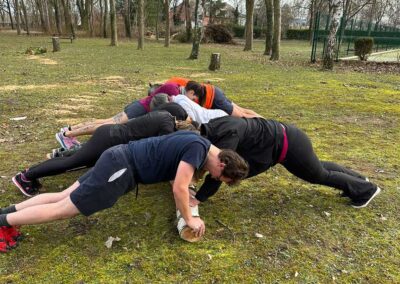 Equipe qui fait du sport en extérieur