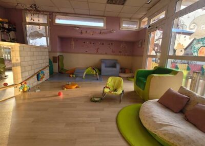 Salle intérieure équipée pour activités des jeunes enfants