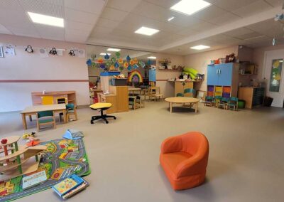 Espace coloré pour jeunes enfants avec chaises et tables adaptés