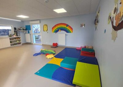 Salle intérieure colorée pour activités des jeunes enfants