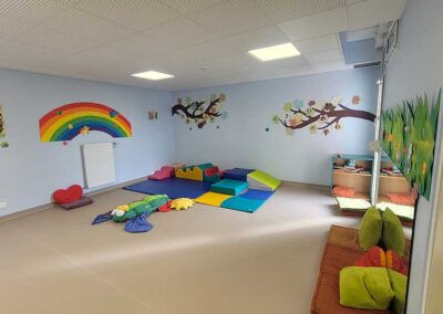 Salle intérieure colorée pour activités des jeunes enfants