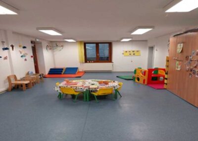 Espace coloré pour jeunes enfants avec chaises et tables adaptés