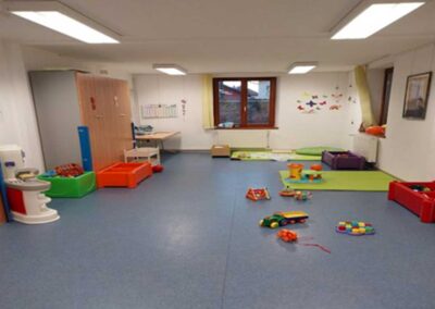 Espace coloré pour jeunes enfants avec chaises et tables adaptés