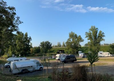 Aire de camping-car avec une dizaine de véhicules