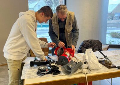 2 personnes qui font atelier de bricolage pour de la récupération