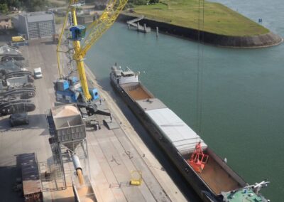 photo aérienne d'un déchargement de péniche, qui alimente un camion à grains