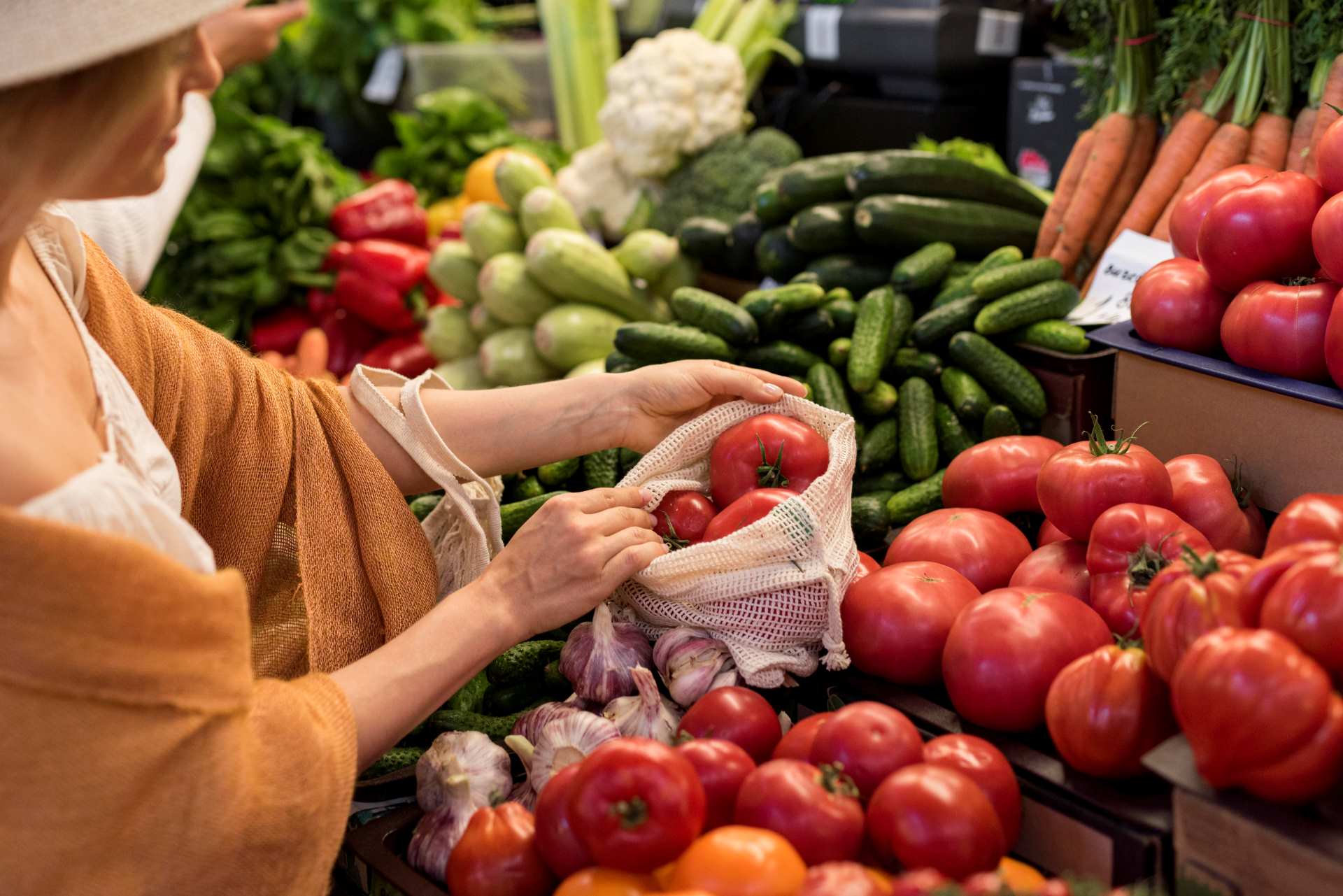 bel étal de légume femme prête à acheter