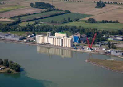 photo aérienne du port rhénan en mettant en évidence les silos et les grues