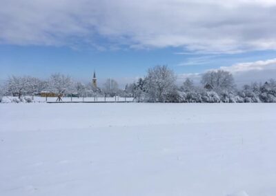 heiteren sous la neige, avec un tapis blanc au premier plan, et le clocher de l'église au second plan