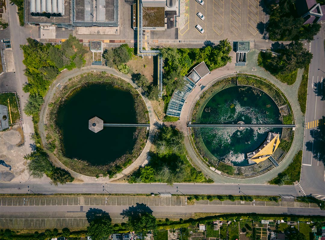 Vue du ciel sur une station d'épuration d'eau