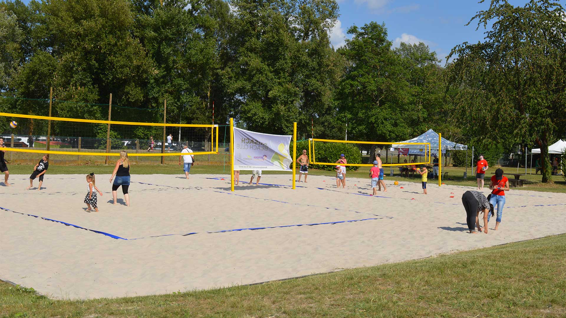 Personnes qui jouent à du beach volley