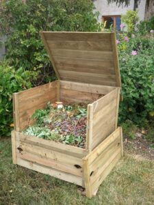 photo d'un composteur en bois dans un jardin