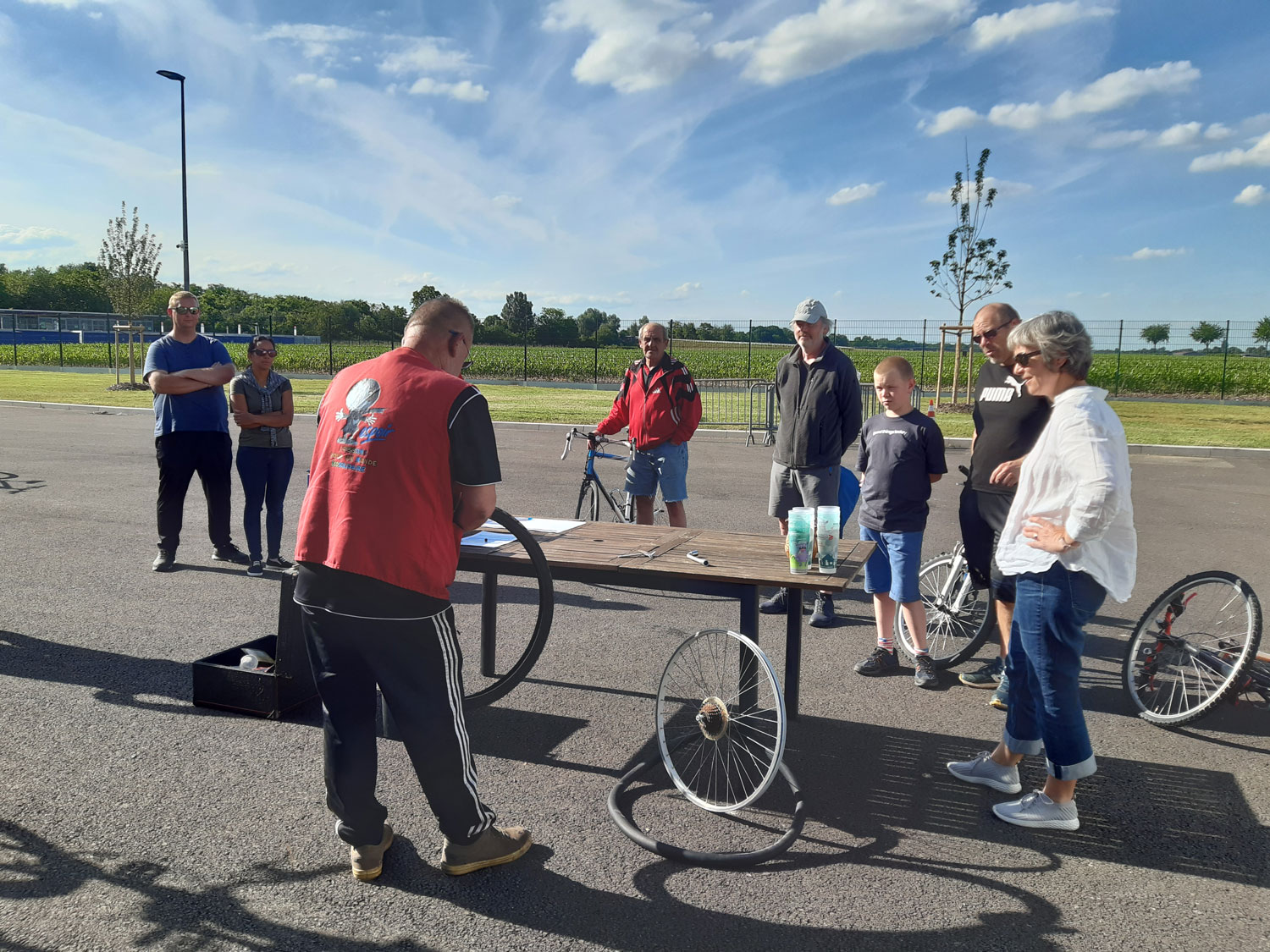 groupe de personnes qui participent à un atelier zéro déchet de réparation de vélo