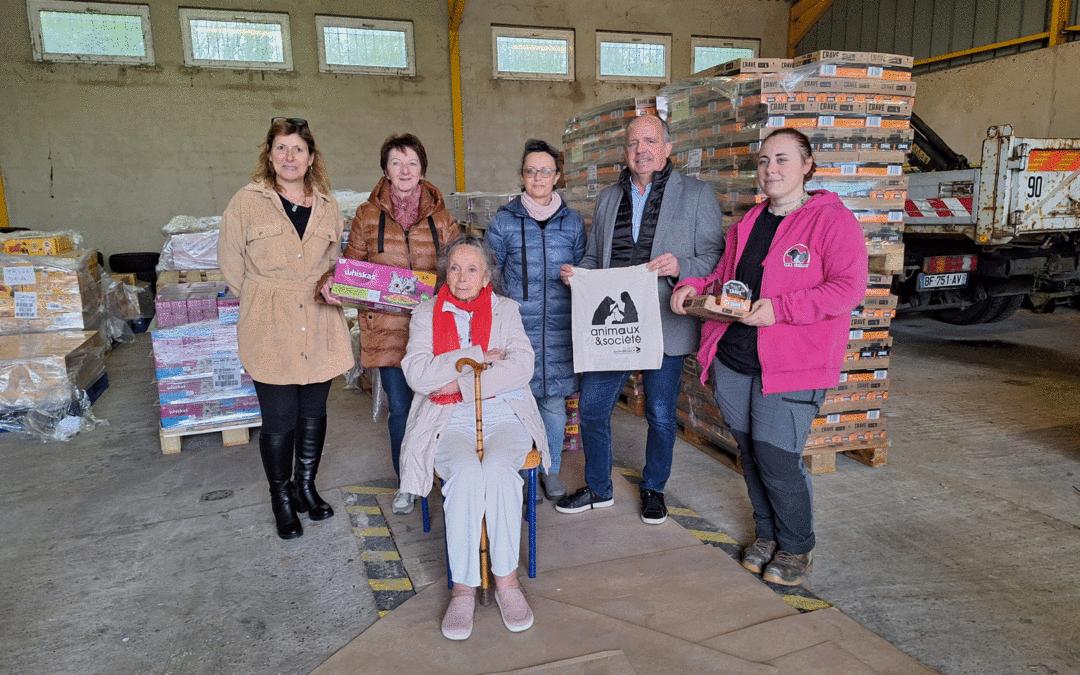 Marche des croquettes : distribution de nourriture