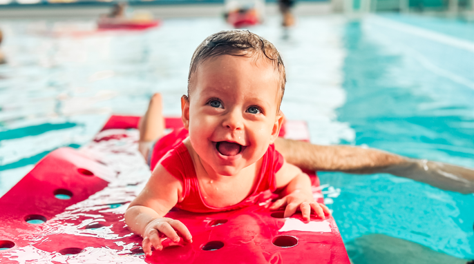 Bébé qui nage lors d'une activité bébés nageurs