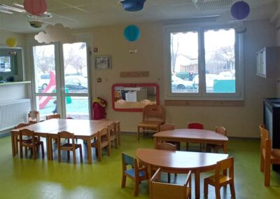 Tables intérieures multi-accueil Pirouette